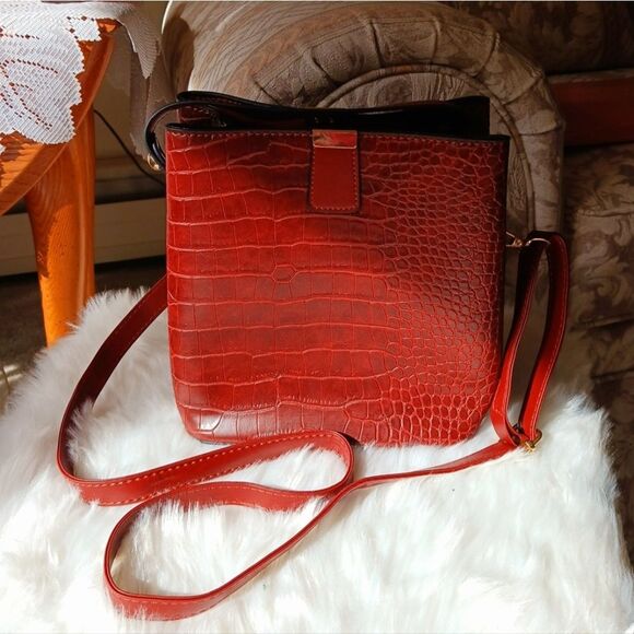 Red Leather Patterned Purse, Tote, Handbag, Shoulder Bag - Picture 6 of 9